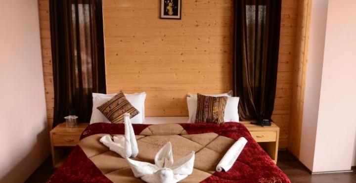 Hotel Royal Batoo Srinagar  Exterior photo
